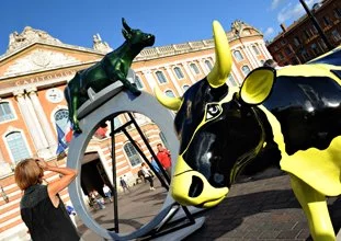 À Toulouse, les patrons se font « vache-art » avec la Cow Parade