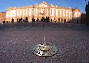 Satellites : de drôles de clous place du Capitole