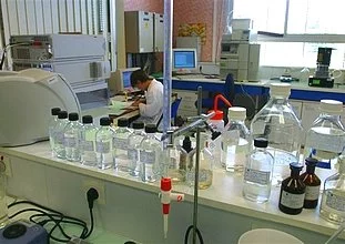 Avogadro : dix ans le nez dans les médicaments