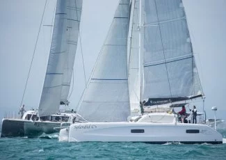Outremer Yachting vogue sur le haut de la vague
