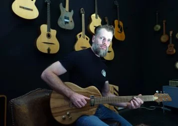 Depuis Toulouse, The Guitar Division donne le ton au marché des luthiers