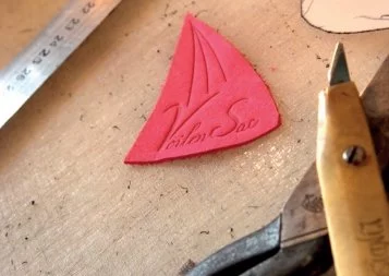 Voilensac transforme des voiles et du cuir en objets de maroquinerie de luxe 