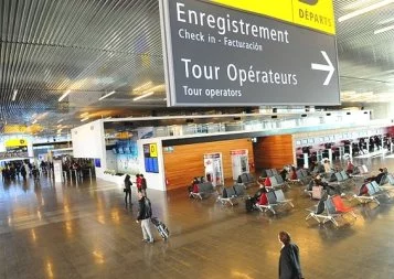 Qui contrôle l'aéroport de Toulouse-Blagnac ?